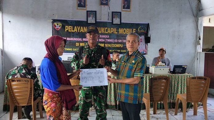 Satgas TMMD Ke-129 Kodim 1614/Dompu Gelar Pelayanan Dukcapil Keliling di Desa Nusa Jaya