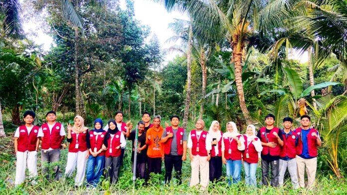 KKN Ummat Ciptakan Alat Penabur Pupuk untuk Petani Lendang Nangka Utara