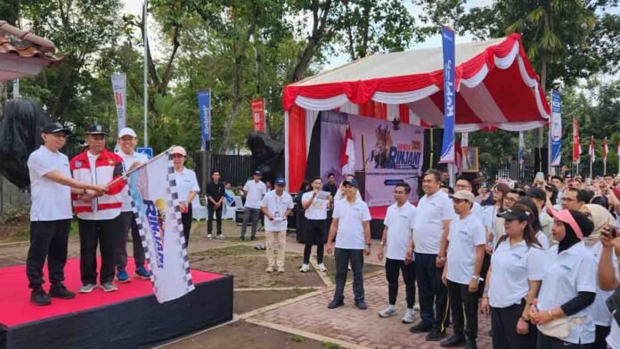 Kepala BI NTB, Hario K Pamungkas, bersama Asisten I Setda NTB, Dr. Drs. H. Fathul Gani, M.Si dan Kepala OJK NTB, Rudi Sulistyo melepas kegiatan Fun Walk Rinjani di Kantor Perwakilan BI NTB