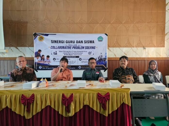 Tim Prodi Pendidikan Fisika Unram Dampingi SMAN 1 Gunungsari Tingkatkan Prestasi Osn Fisika Berbasis AI