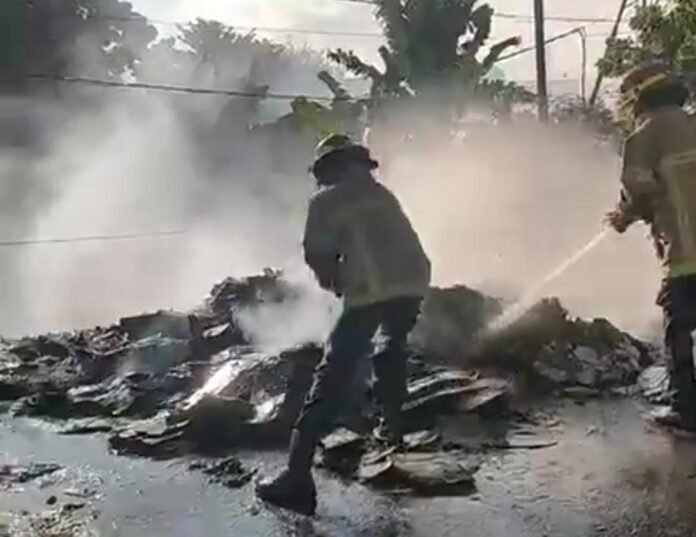 Muatan Truk Terbakar di Jalur Bengkel Hebohkan Pengendara, Diduga Akibat Puntung Rokok