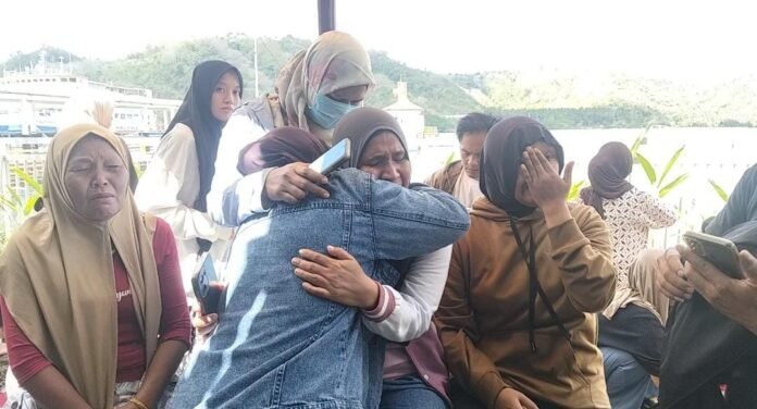 Tangis Keluarga Iringi Evakuasi Penumpang KMP Putri Yasmin di Pelabuhan Lembar