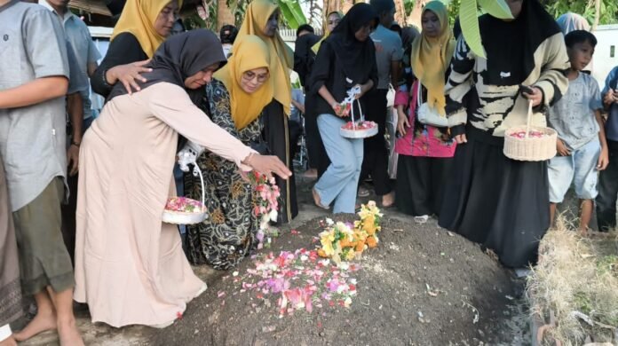 Suasana Haru Warnai Pemakaman Korban Kebakaran KMP Putri Yasmin