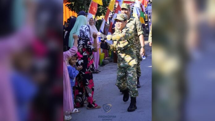 Pimpin Gerak Jalan 17 KM, Bupati Dompu Disambut Antusias Warga Sepanjang Rute