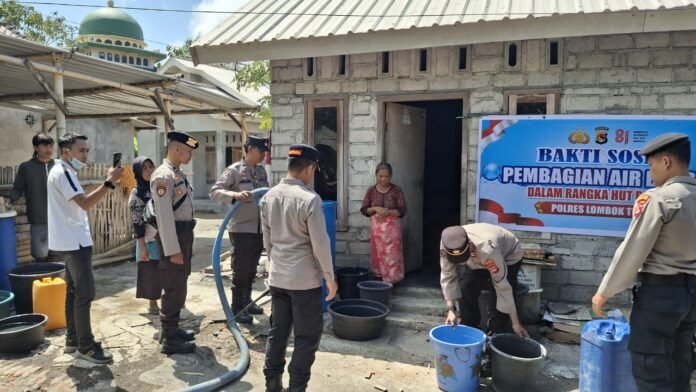 Belum Tersentuh Proyek SPAM Selatan, Polres Lotim Bantu Atasi Krisis Air Bersih Warga Sekaroh