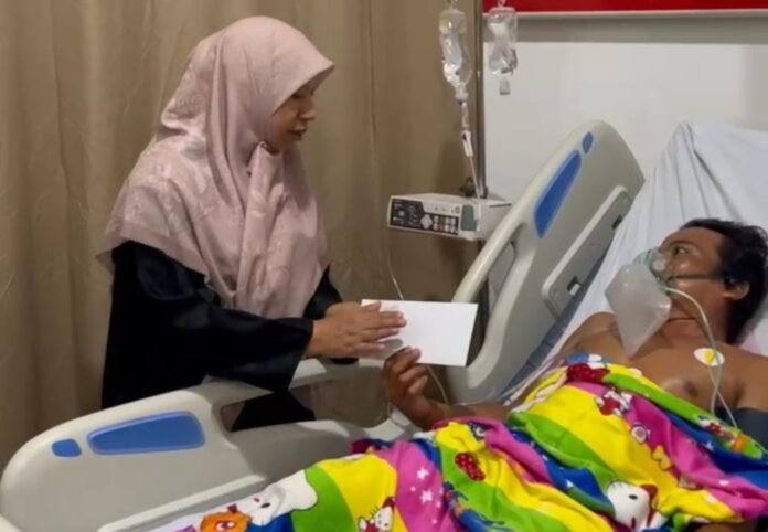 Wabup Beri Bantuan Korban Kapal Terbakar Asal Lobar yang Dirawat di RSUD Tripat