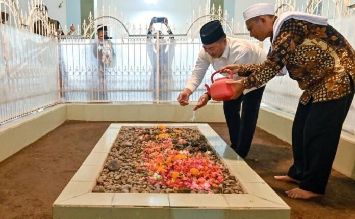 Gubernur Iqbal Ziarah ke Makam Maulana Syaikh di Pancor
