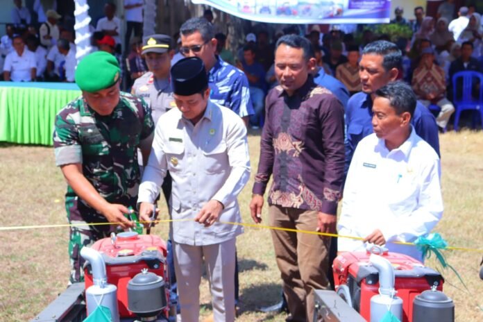Bupati Dompu Serahkan 41 Unit Alsintan