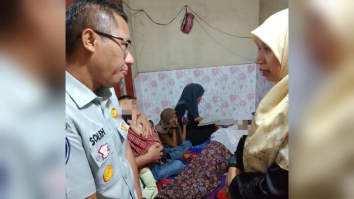 Wabup Lobar Melayat ke Rumah Duka Korban KMP Putri Yasmin di Gelogor Kediri