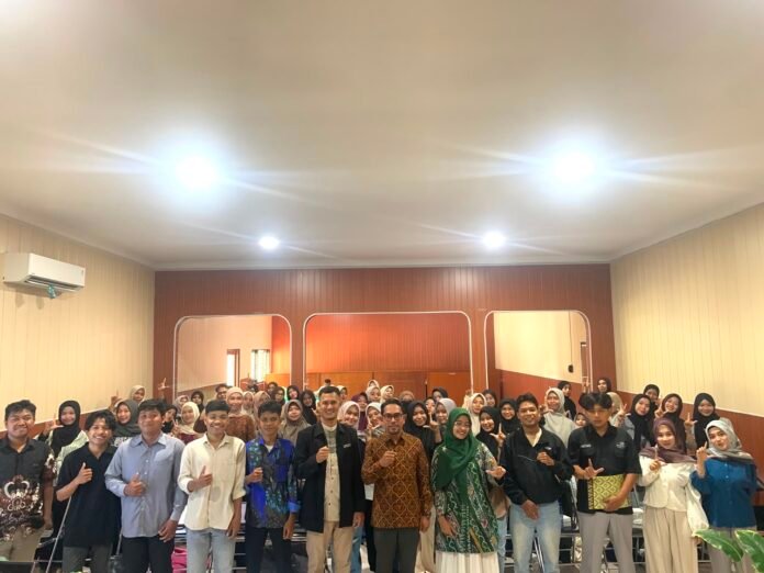 55 Mahasiswa Semester V FKIP Ummat Ikut Kelas Riset 