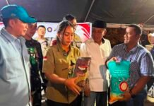 Bulog NTB Salurkan Bantuan Pangan dan Perlengkapan Darurat untuk Korban Kebakaran Desa Adat Sade