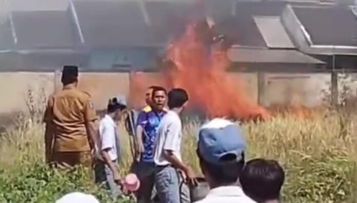 Kebakaran Lahan Hebohkan Siswa dan Guru SMAN 1 Kediri
