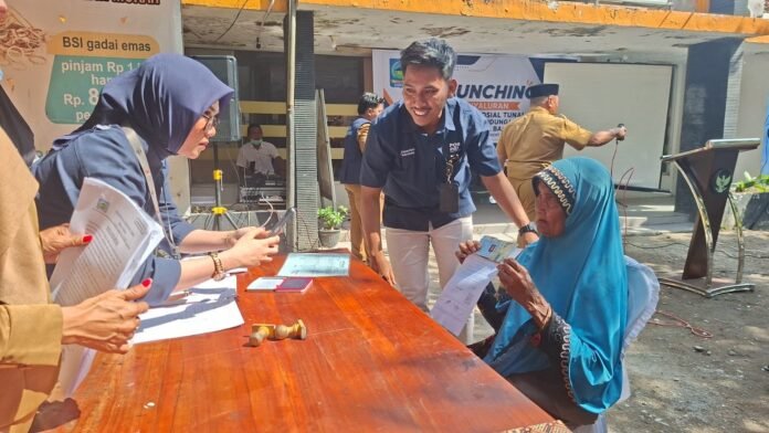 BLT DBHCHT Disalurkan, Warga Terima Bantuan Senilai Rp1 Juta