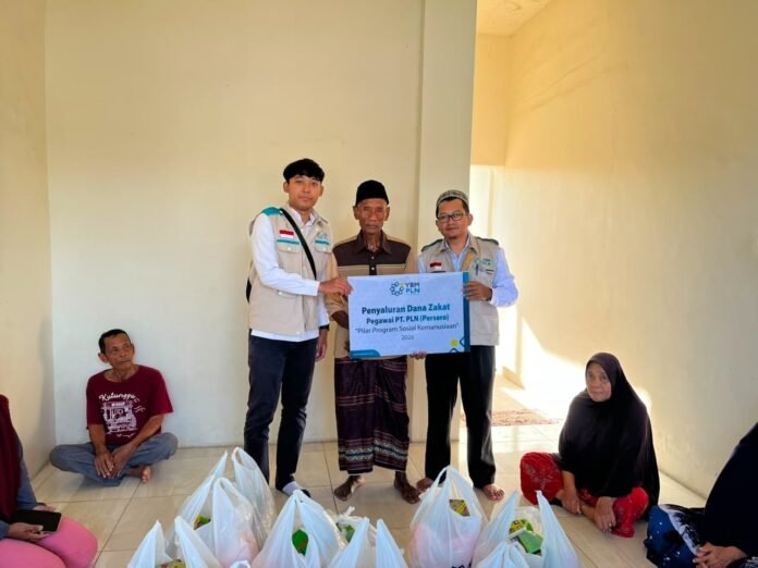 PLN UP3 Sumbawa Bersama YBM Salurkan 26 Paket Sembako bagi Warga yang Membutuhkan