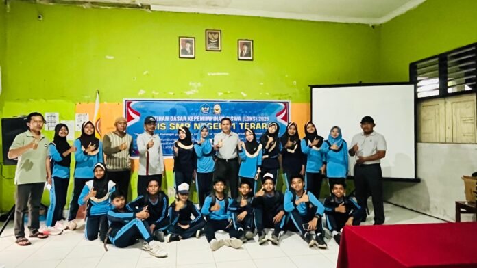 Tumbuhkan Jiwa Kepemimpinan Siswa, SMPN 1 Terara Gelar LDK bagi OSIS