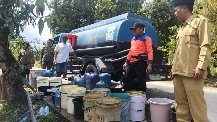 Kekeringan Meluas, Lobar Salurkan 873 Ribu Liter Air Secara Mandiri