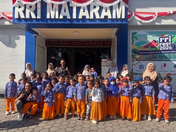 Belajar Alat Komunikasi, PAUD Semai Harapan Bangsa Berkunjung ke RRI Mataram