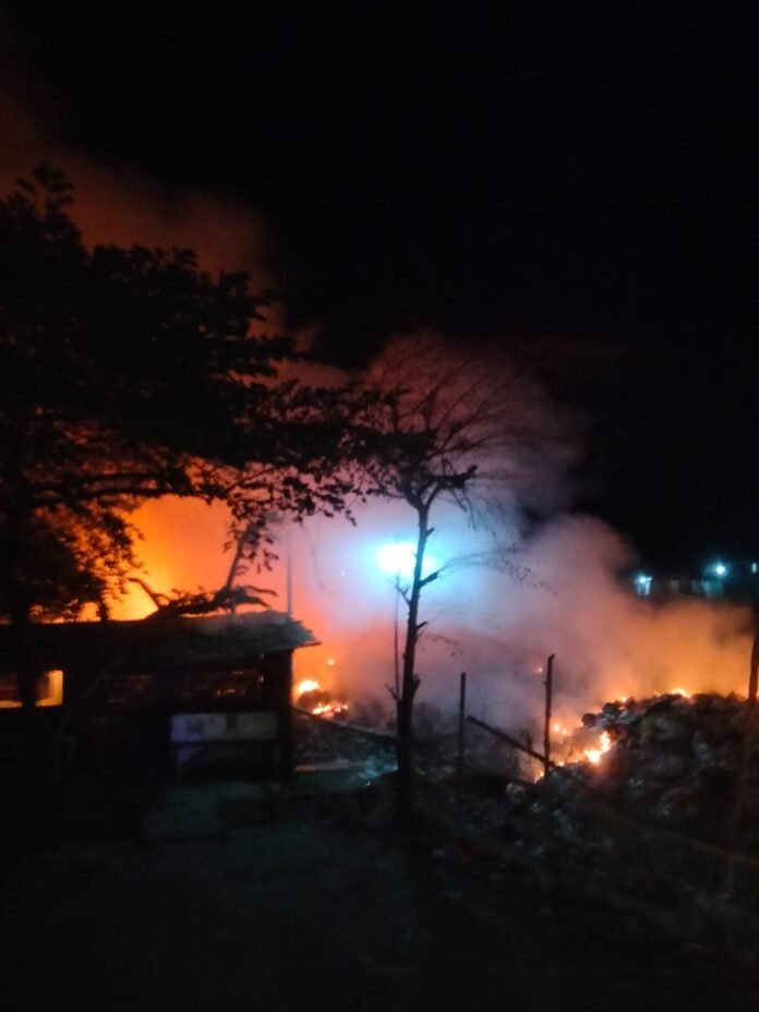 Tak Kunjung Diangkut, Gunungan Sampah Pasar Gunungsari Terbakar