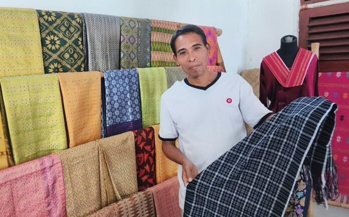 Tanpa Jaringan Travel, Art Shop Tenun Sukarara Kesulitan Gaet Wisatawan