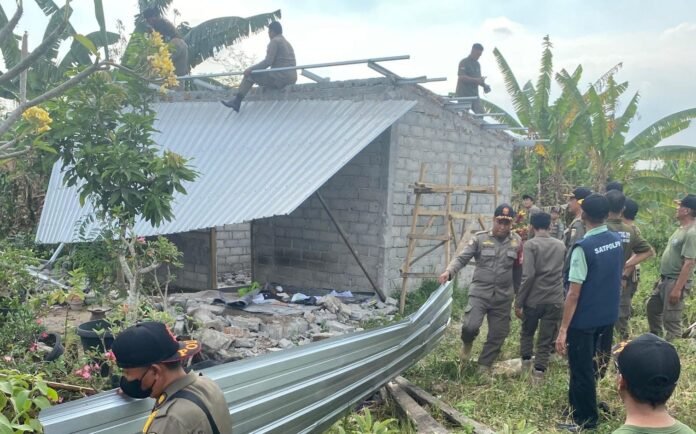Diduga Bangun di Tanah Pemkab, Rumah Warga di Gerimak Indah Lobar Digusur Satpol PP