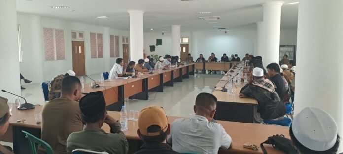 Adukan Dugaan Pelanggaran, Pendukung Dua Bakal Calon Kades Datangi DPRD Loteng