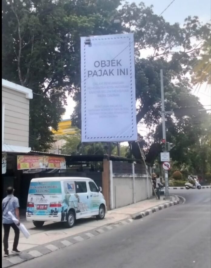 Nunggak Pajak, Delapan Papan Reklame Disegel