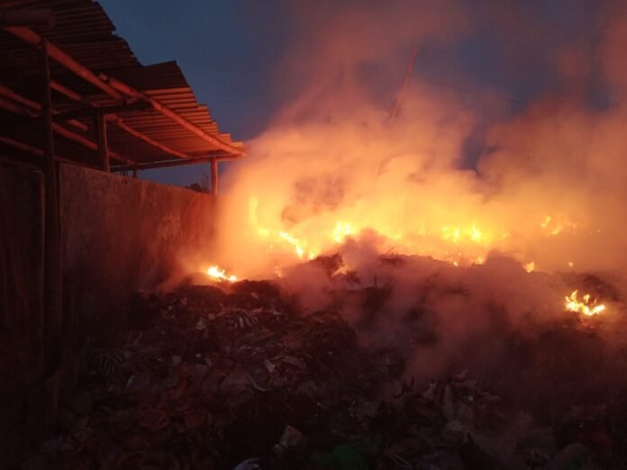 Pedagang Tuntut Perhatian Pemda, Gunungan Sampah di Pasar Gunungsari Kembali Terbakar
