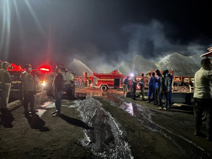 Kapal Tongkang Angkut 10.000 Ton Batu Bara Terbakar di Dermaga PT LED