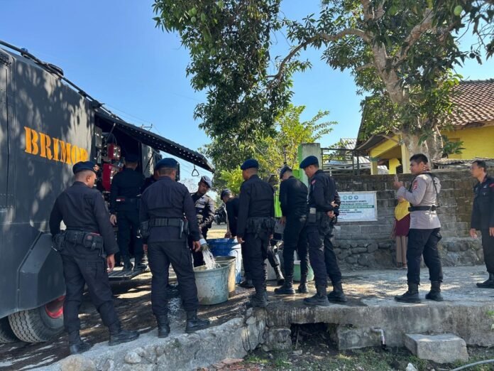 Rutin Distribusikan Air Bersih