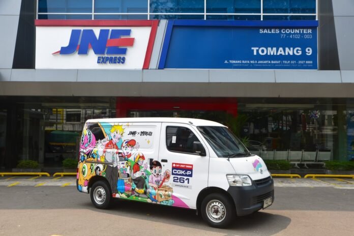 Sambut HUT Ke-36, JNE Hadirkan Kolaborasi Eksklusif dengan Semangat Kreatif “Melesat Hebat”