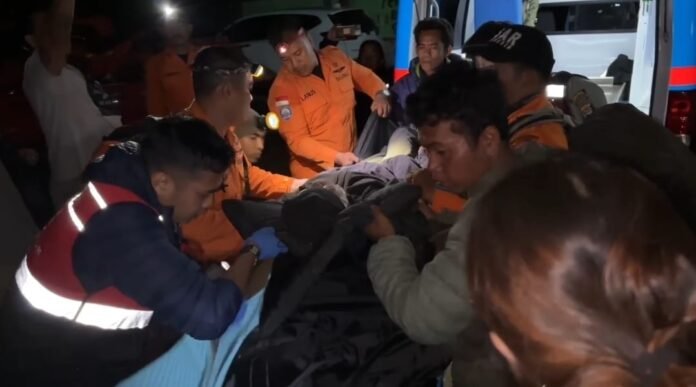WNA Asal China Berhasil Dievakuasi Selamat oleh Tim SAR Gabungan Usai Alami Kecelakaan di Gunung Rinjani