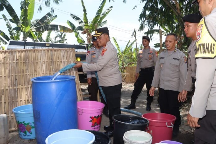 Polres Lombok Timur Salurkan 15.000 Liter Air Bersih untuk Warga Lando