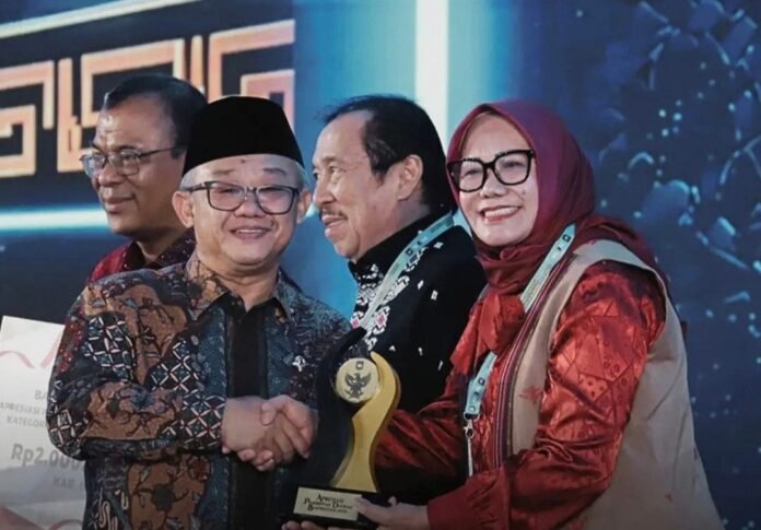 Pemkab Sumbawa Barat Terima Dua Penghargaan