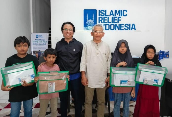 Anak Yatim di Desa Senggigi Dibantu Beasiswa Pendidikan