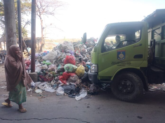 Angkut Tumpukan Sampah, Kepala Pasar Gunungsari Usulkan Tambahan Ritase dan Armada