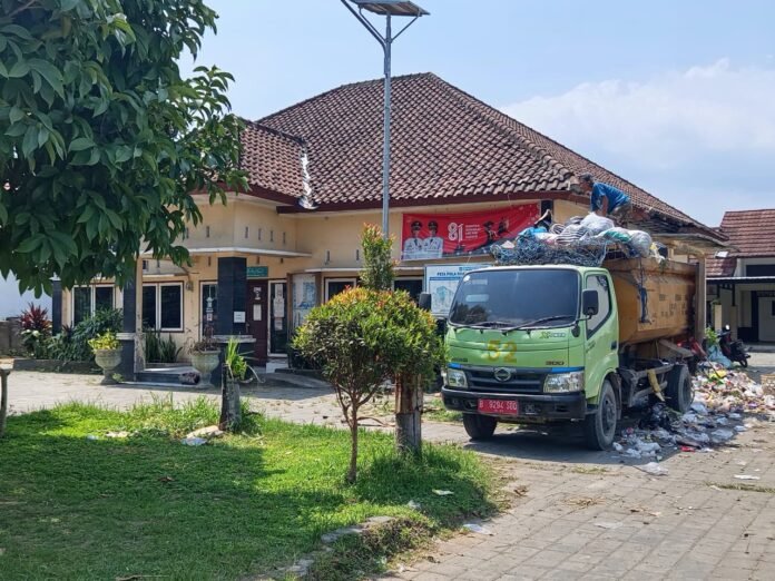 Keterbatasan Lahan, Kantor Lurah Monjok Terpaksa Jadi TPS Darurat