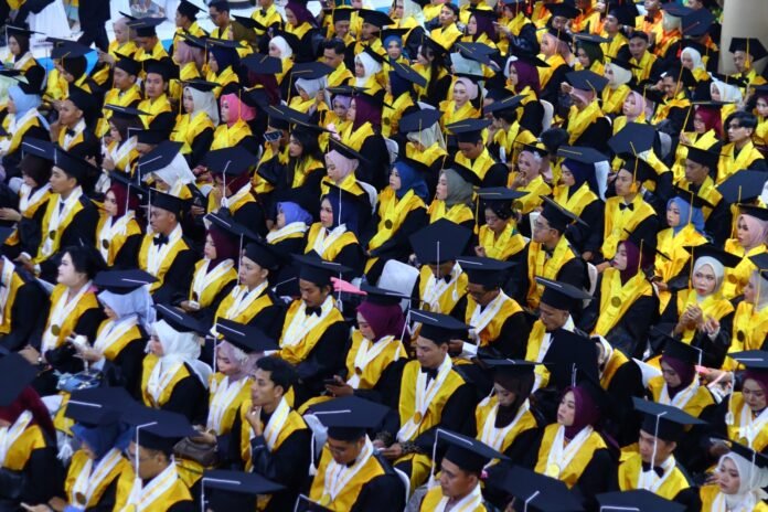Unram Wisuda 2.323 Lulusan, Rektor Tekankan Kemampuan Beradaptasi dan Memberi Dampak