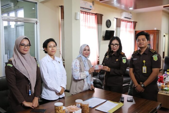 Kejari Dompu Terima Pengembalian Kerugian Negara Kasus TP PKK