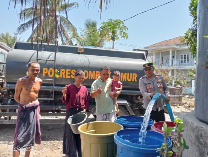 Polres Lotim Bantu Kurangi Beban Warga Jerowaru yang Krisis Air Bersih
