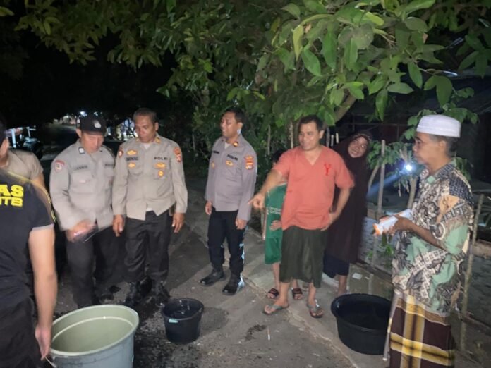 Dampak Kemarau Ekstrem, Polres Lombok Utara Bantu Pemda Salurkan Air Bersih ke Warga