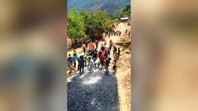 Jalan Rusak Tak Kunjung Diperbaiki, Warga Teta Perbaiki Secara Mandiri