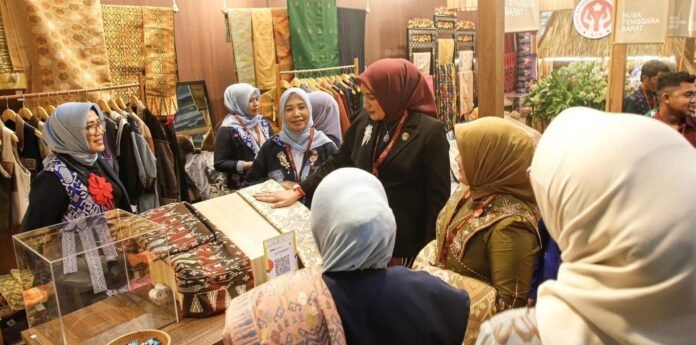 Ajang Kriyanusa 2026, Dekranasda Loteng Tampilkan Tenun Songket dan Kerajinan Ketak