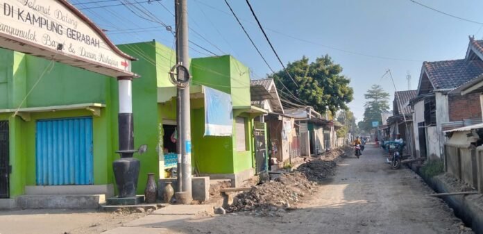 Akses Jalan Rusak di Banyumulek Mulai Dikerjakan