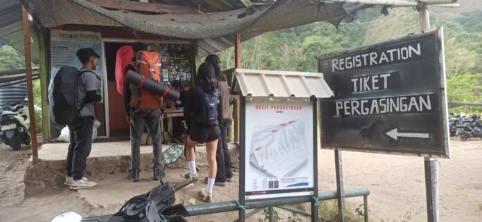 Kisah Sukses Bukit Pergasingan Menekan Sampah Pendaki