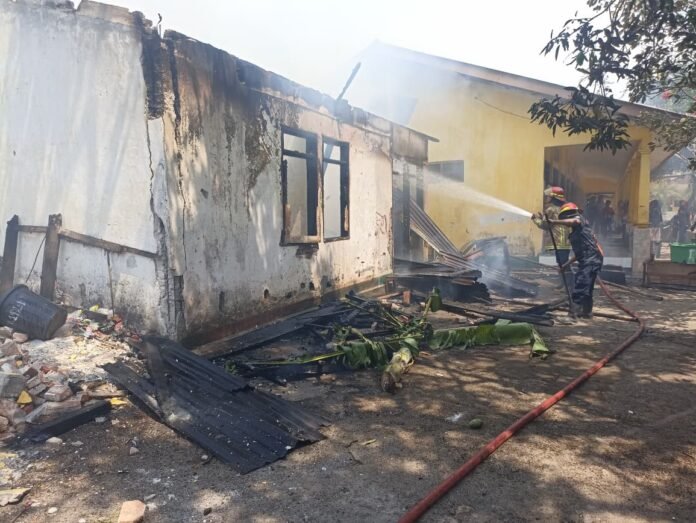 Bekas Perumahan Guru di SDN 2 Jakem Lembar Tebakar