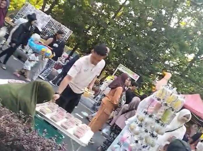 Pedagang di CFD Jalan Udayana Keluhkan Iuran