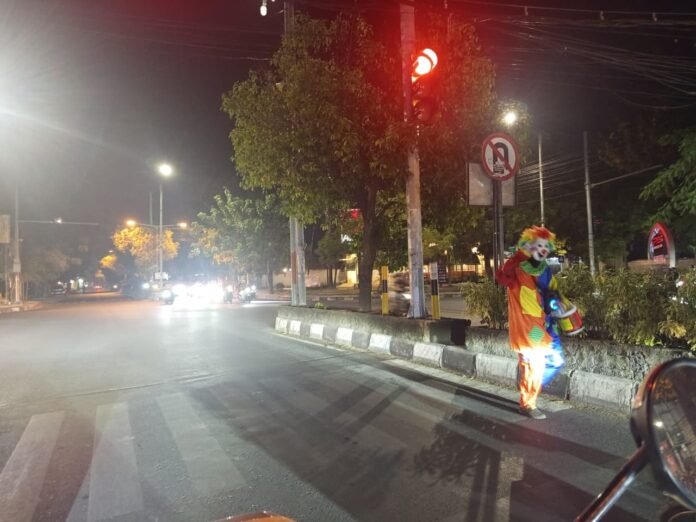 Dinsos Sebut Aktivitas Manusia Badut di Sejumlah Simpang Empat Terorganisir