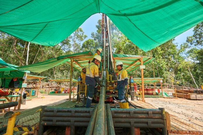 Pengeboran untuk mendapatkan sampel inti batuan sebagai bagian dari studi eksplorasi di Proyek Hu’u.