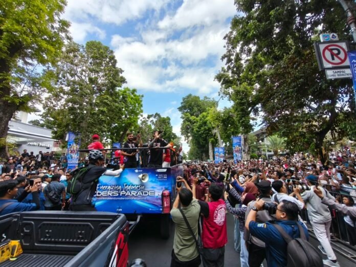 Ratusan Warga Padati Taman Sangkareng Saksikan Parade Riders MotoGP Mandalika 2026