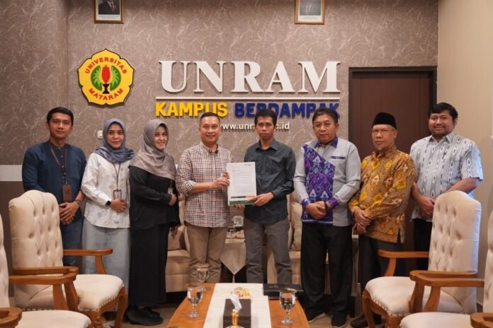 Unram dan Bank NTB Syariah Salurkan Beasiswa